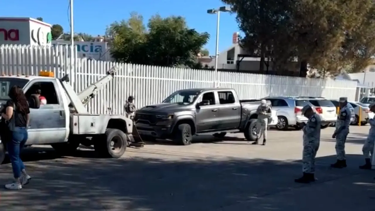 Intenta evadir revisión aduanal por reporte de vehículo robado y provoca choque