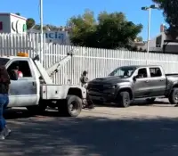 Intenta evadir revisión aduanal por reporte de vehículo robado y provoca choque