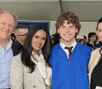 Salma Hayek y Linda Evangelista celebran la graduación de Augustin James
