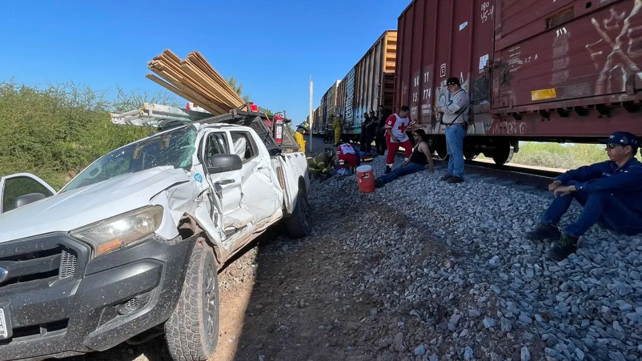 Tren arrolla vehículo que intentaba cruzar las vías; hay 2 lesionados