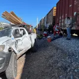 Tren arrolla vehículo que intentaba cruzar las vías; hay 2 lesionados