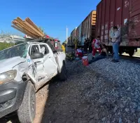 Tren arrolla vehículo que intentaba cruzar las vías; hay 2 lesionados