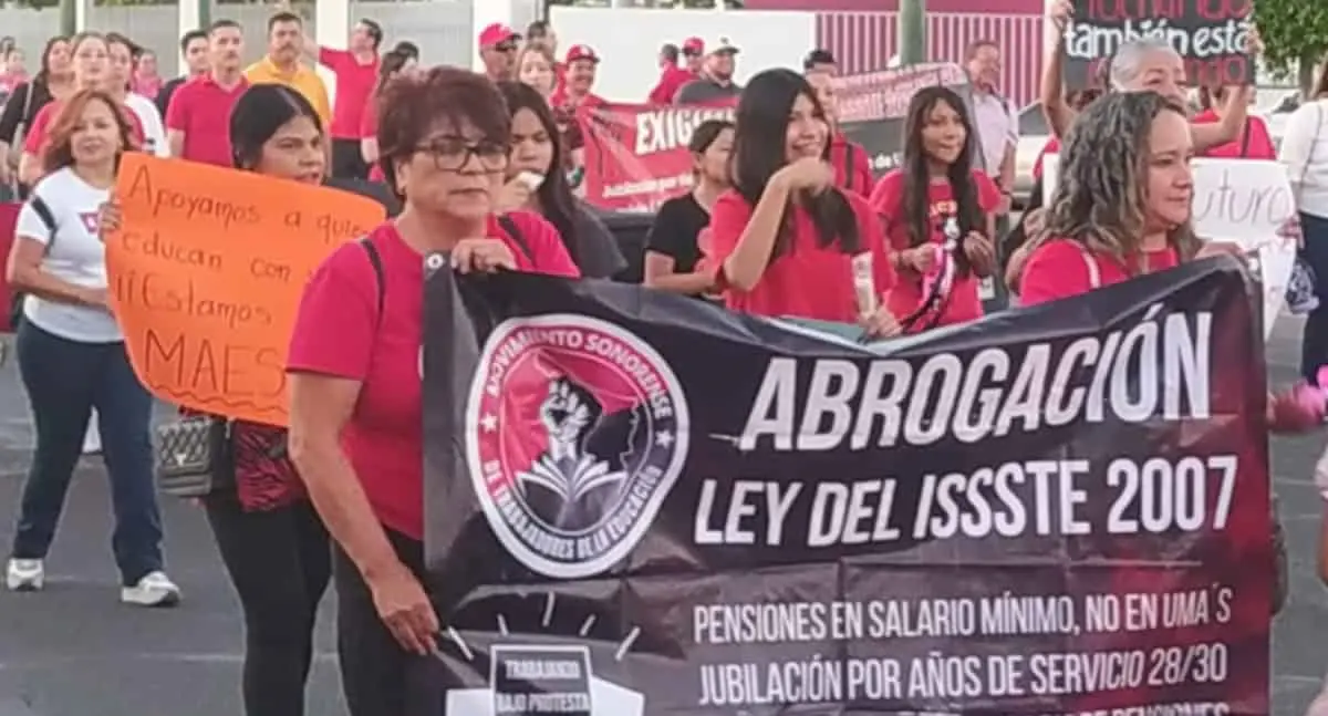 Padres se suman a marcha de maestros federalizados