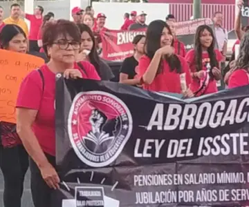 Padres se suman a marcha de maestros federalizados