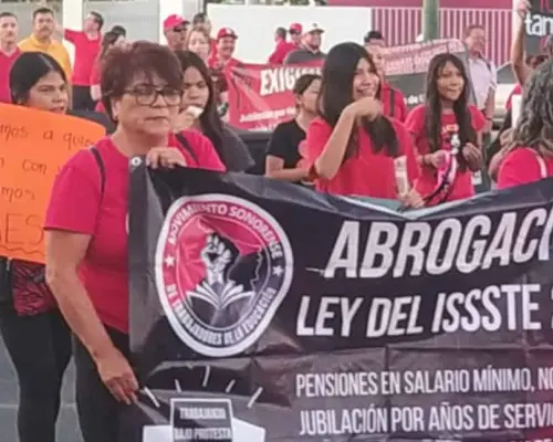 Padres se suman a marcha de maestros federalizados