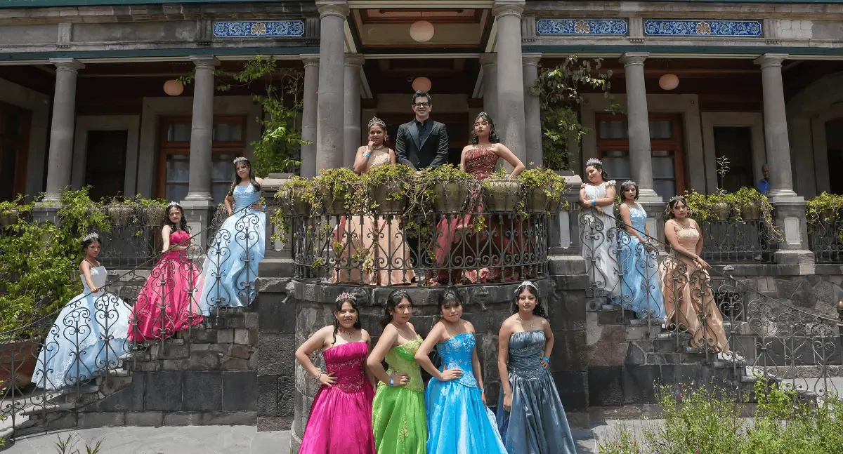 Yahir festeja a 47 jóvenes en inolvidable quinceañera