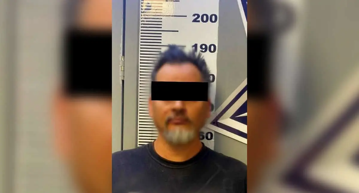 Conductor causa choque y queda detenido por no poder cubrir daños