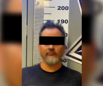 Conductor causa choque y queda detenido por no poder cubrir daños