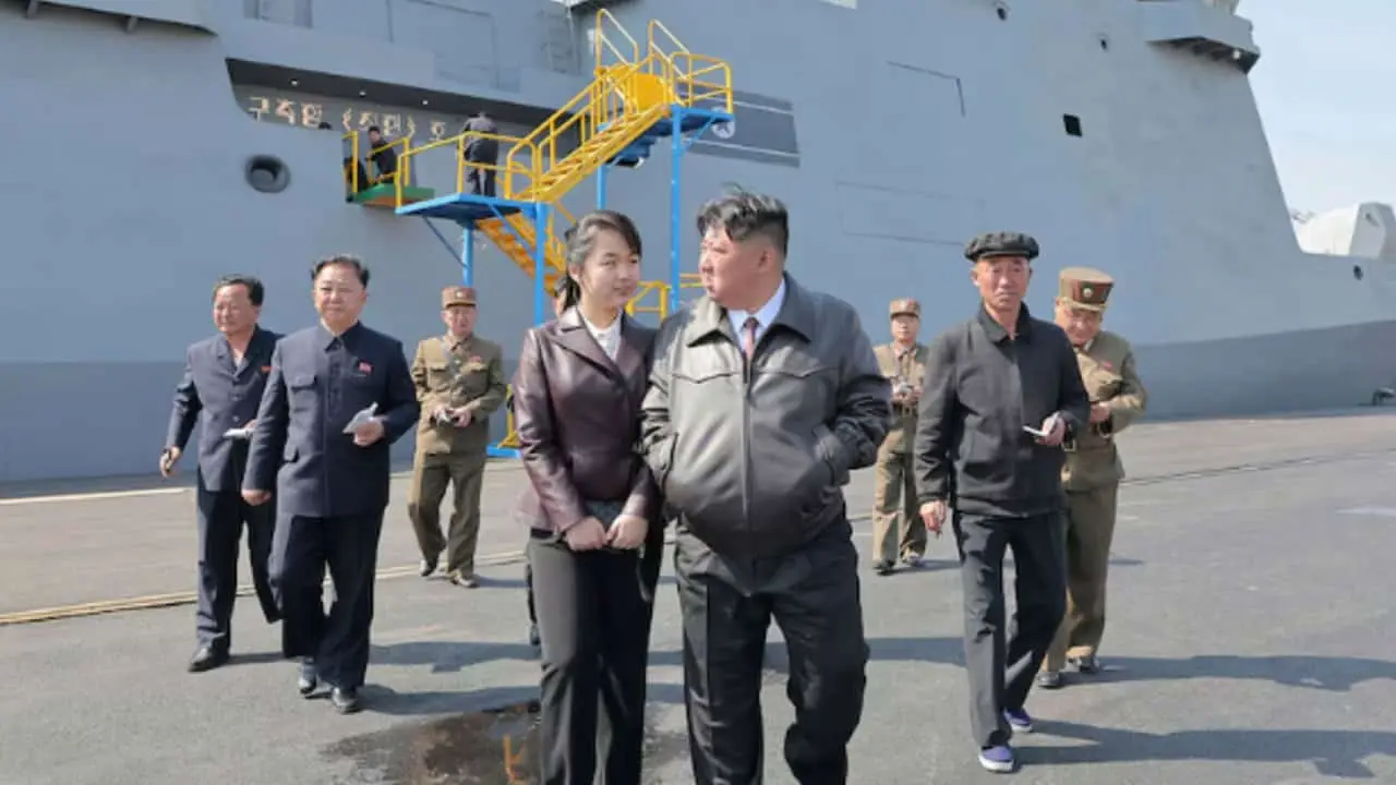 Corea del Norte reflota destructor que volcó durante botadura
