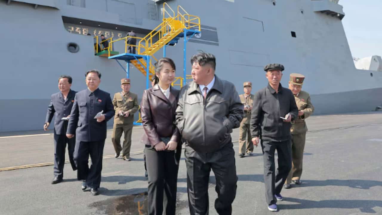 Corea del Norte reflota destructor que volcó durante botadura