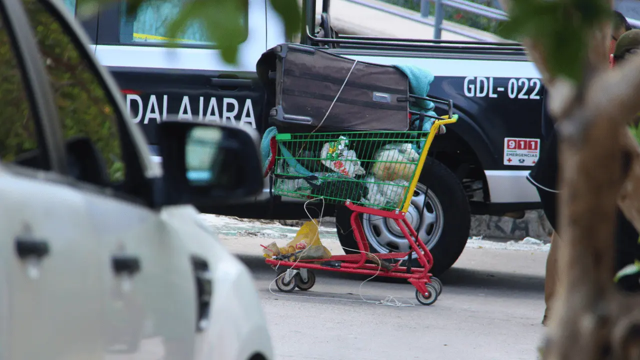 Hallan cadáver en carrito de supermercado abandonado en la calle