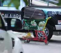 Hallan cadáver en carrito de supermercado abandonado en la calle