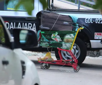 Hallan cadáver en carrito de supermercado abandonado en la calle