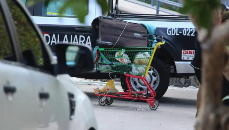 Hallan cadáver en carrito de supermercado abandonado en la calle