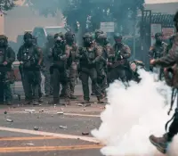 Trump desplegará efectivos por protestas contra redadas
