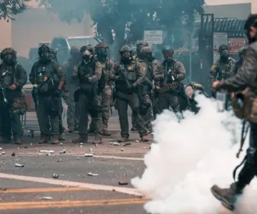 Trump desplegará efectivos por protestas contra redadas
