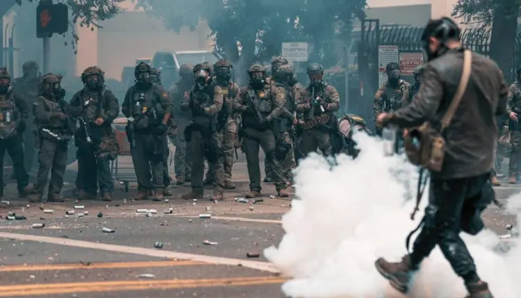 Trump desplegará efectivos por protestas contra redadas