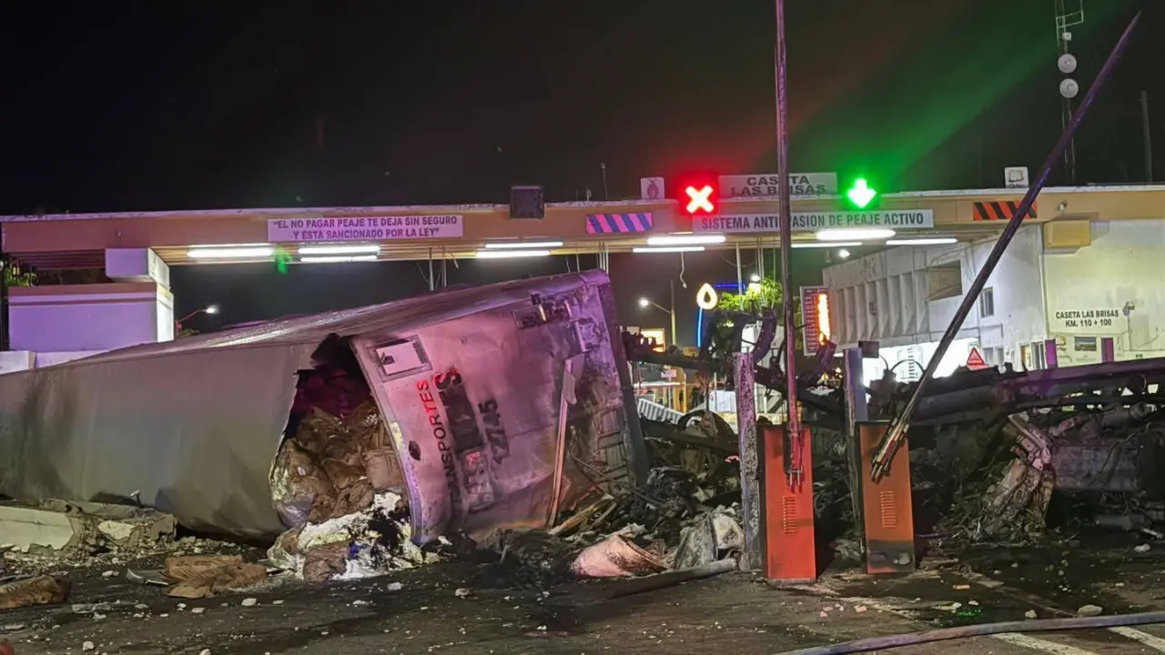 Tráiler se impacta contra caseta de cobro y deja 3 muertos