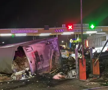 Tráiler se impacta contra caseta de cobro y deja 3 muertos
