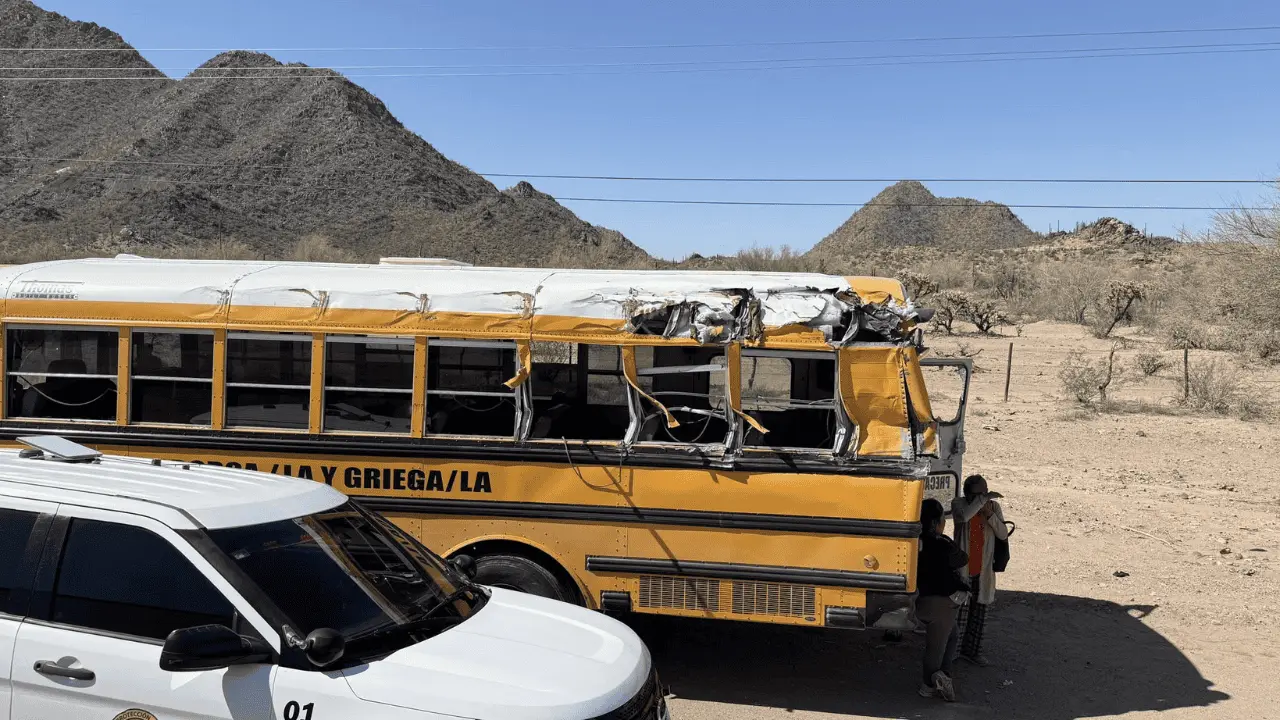 Accidente de camión de pasajeros en carretera deja 14 lesionados