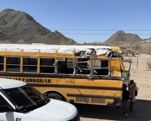 Accidente de camión de pasajeros en carretera deja 14 lesionados