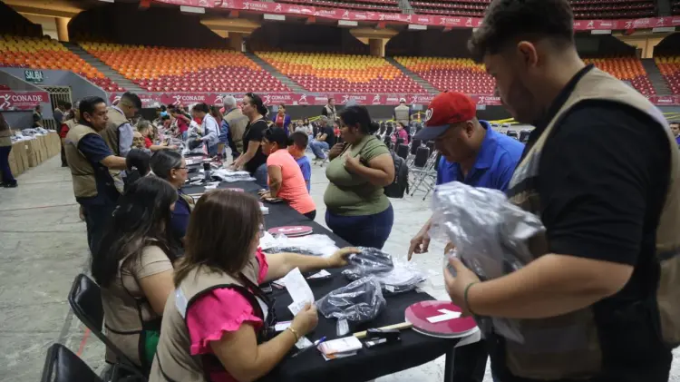 Entregan uniformes escolares para el ciclo 2025-2026. (Foto: Jesús Ballesteros/EXPRESO)