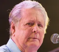 Muere Brian Wilson, genio detrás de The Beach Boys, a los 82 años