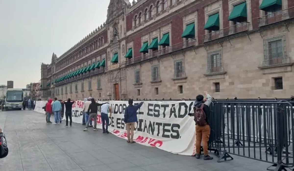 Normalistas de Chiapas brincan vallas e intentan ingresar a Palacio Nacional