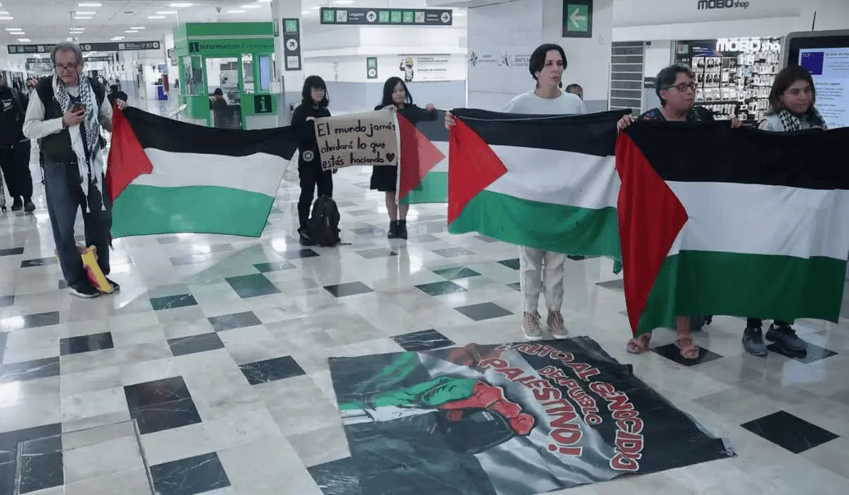 Se manifiestan mexicanos proPalestina en el Aeropuerto de Cuidad de México
