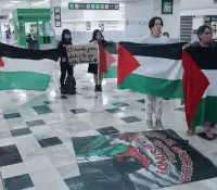 Se manifiestan mexicanos proPalestina en el Aeropuerto de Cuidad de México