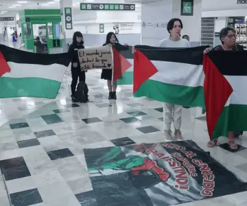 Se manifiestan mexicanos proPalestina en el Aeropuerto de Cuidad de México