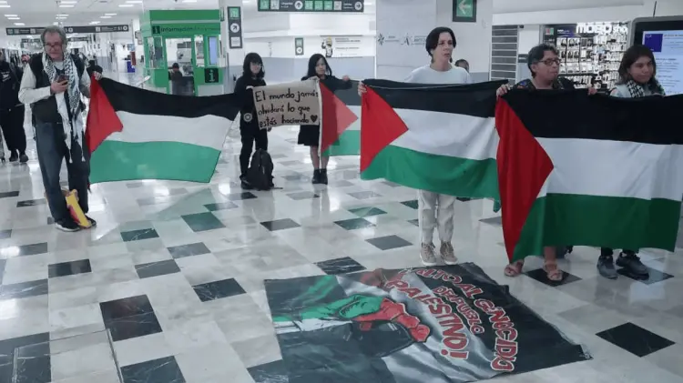 Ondearon banderas de Palestina en la Puerta 7 de la Terminal 1 del AICM. (Foto: Especial/EXPRESO)