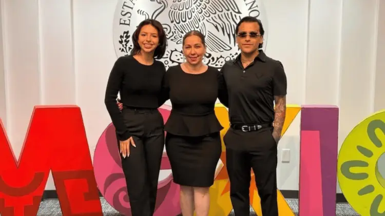 María Elena Orantes presumió su foto con Ángela Aguilar y Christian Nodal. (Foto: Especial)