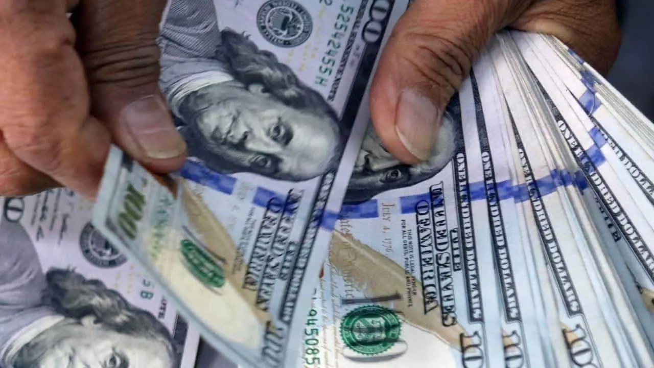 Dólar rompe piso de 19 pesos; cierra en 18.91 por acuerdo global