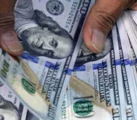 Dólar rompe piso de 19 pesos; cierra en 18.91 por acuerdo global