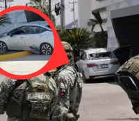 Padre e hijo sufren ataque armado a bordo de su vehículo; uno muere