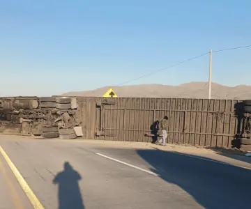 Alerta CEPC por accidente de tractocamión en carretera Ímuris-Magdalena