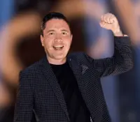 Armando Hernández encuentra su mejor versión como papá