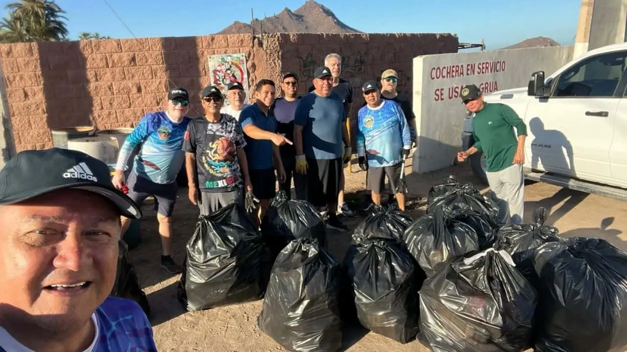 Amigos del medio ambiente recolectan residuos en Playa Miramar