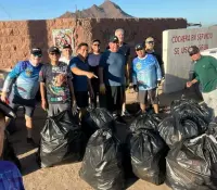 Amigos del medio ambiente recolectan residuos en Playa Miramar