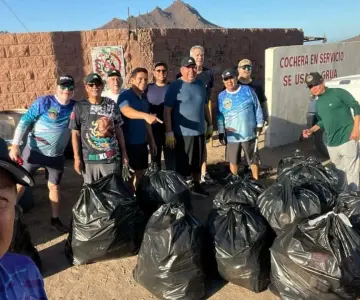 Amigos del medio ambiente recolectan residuos en Playa Miramar