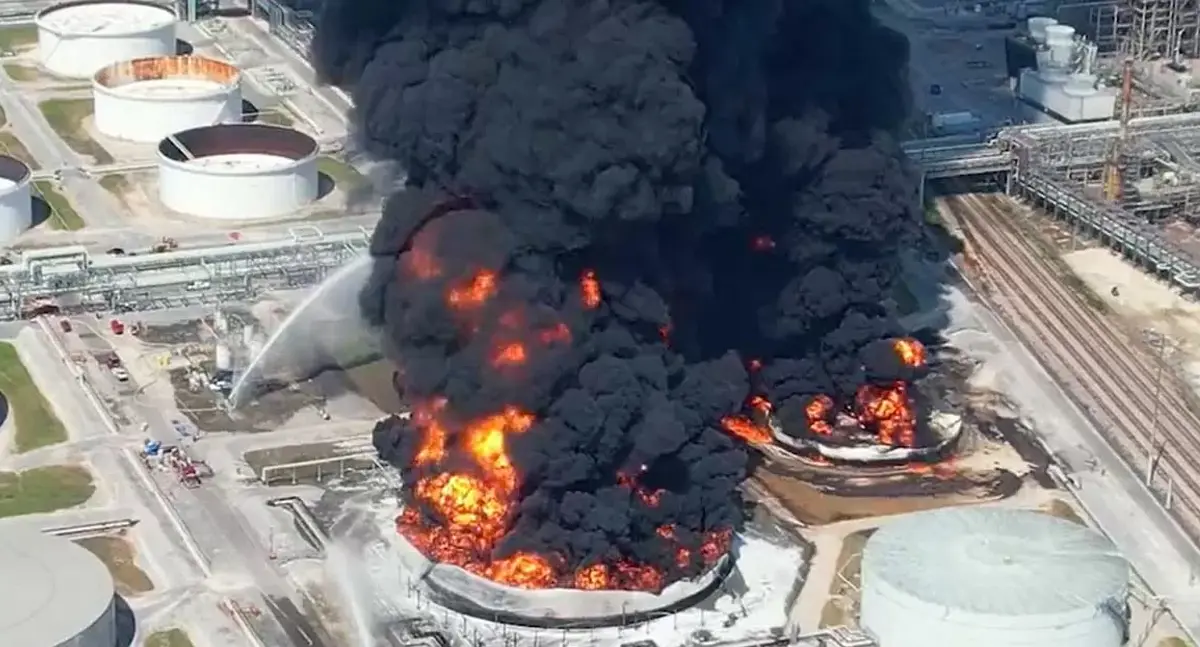 Incendio en refinería Marathon en Texas activa alerta comunitaria