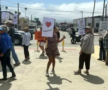 Marchan en México y EU contra redadas de ICE impulsadas por Trump