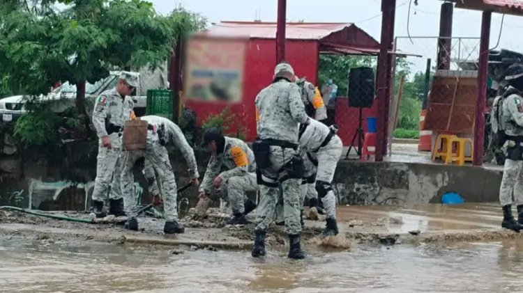 En la zona de playas, los uniformados invitan a la población a alejarse de las zonas de riesgo.