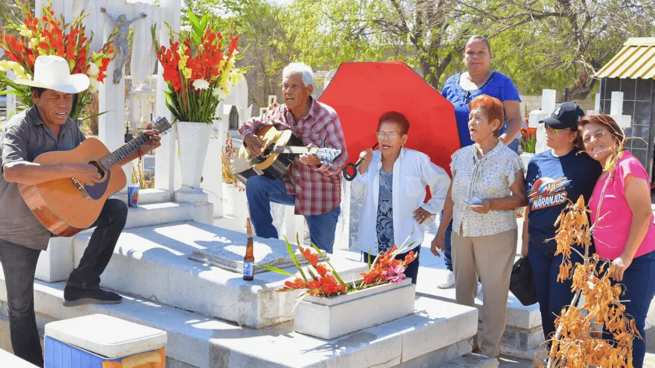 Hermosillenses visitan los panteones para celebrar el Día del Padre
