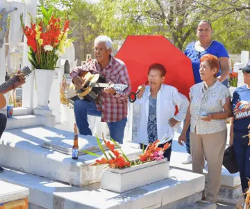 Hermosillenses visitan los panteones para celebrar el Día del Padre