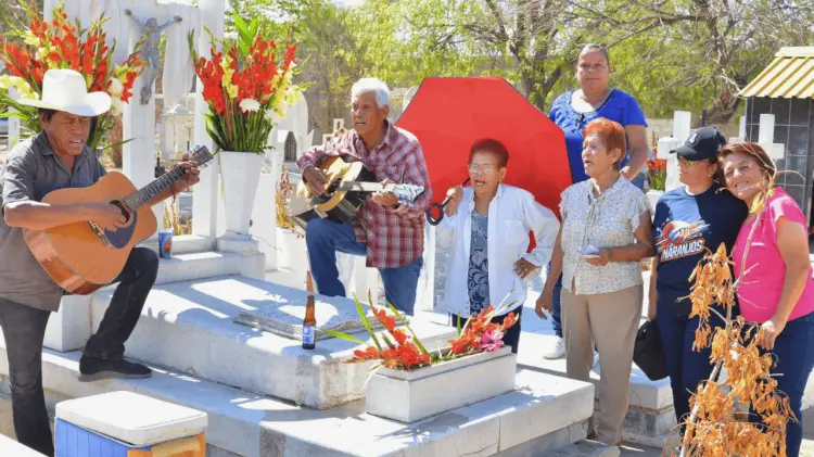 Celebraron a sus seres queridos con música y bebida. (Foto: Alfredo Gerardo/EXPRESO)
