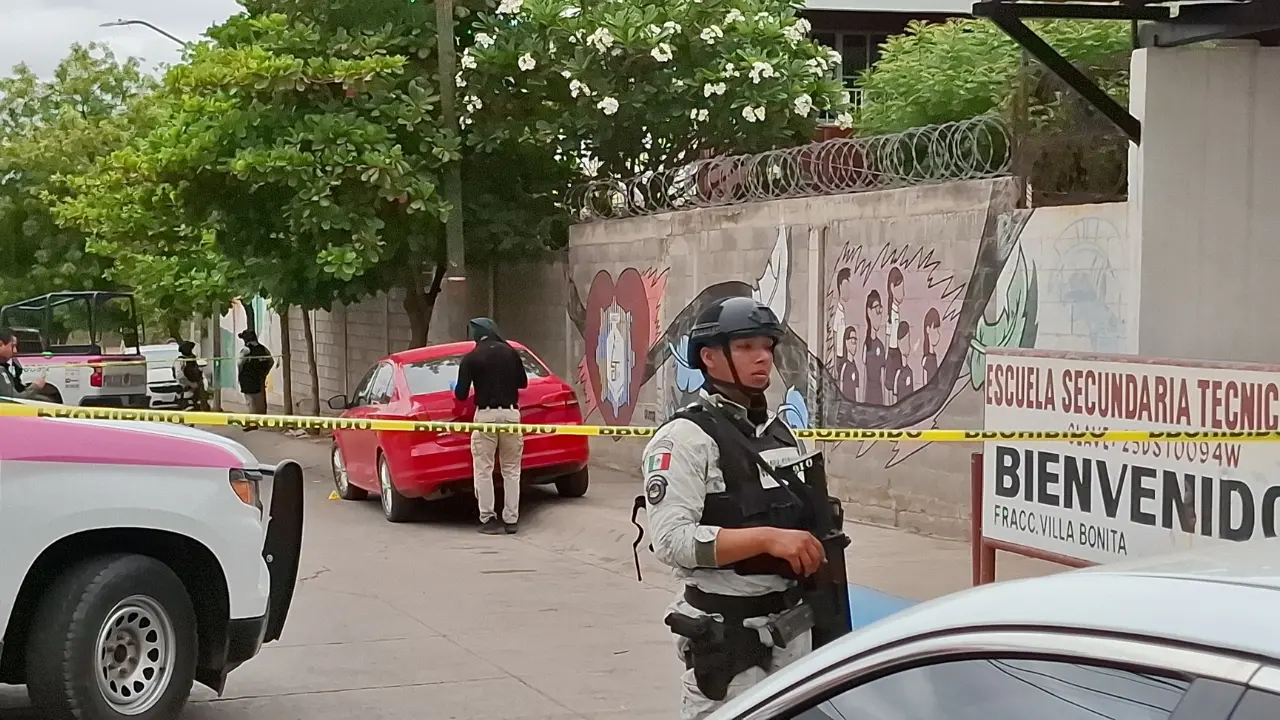 Madre deja a su hijo en la escuela y la asesinan en el plantel; suspenden clases