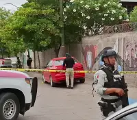 Madre deja a su hijo en la escuela y la asesinan en el plantel; suspenden clases
