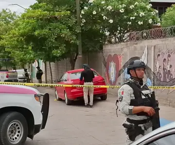 Madre deja a su hijo en la escuela y la asesinan en el plantel; suspenden clases